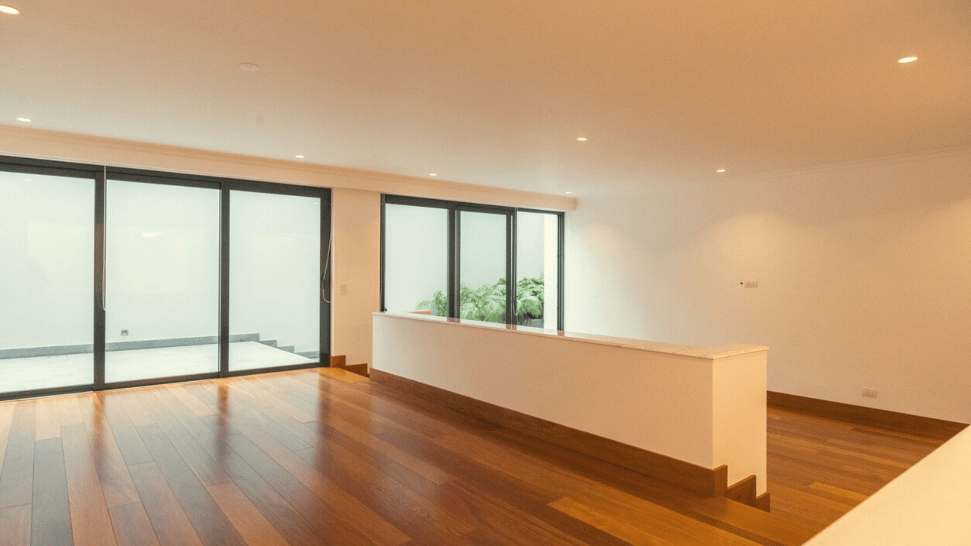 LAMINATE COMMERCIAL FLOOR. FLORIDA HARDWOOD FLOORS PROJECT